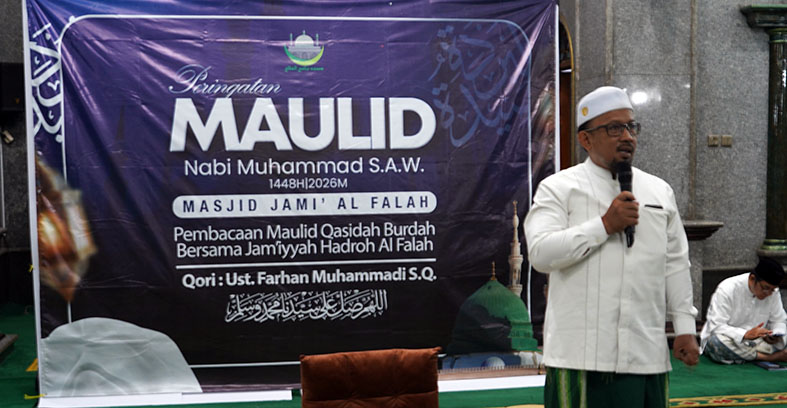 Ketua Umum Masjid Jami Al-Falah sedang Memberikan Sambutan pada peringatan Maulid di Masjid Jami Al-Falah