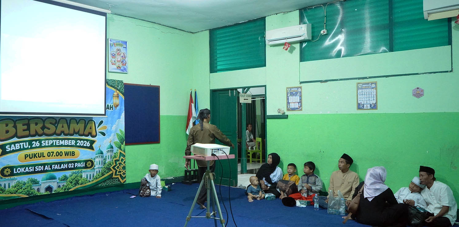 Sambil menunggu disunat, anak-anak menonton film bersama