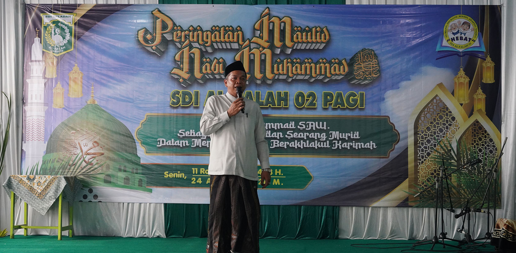 Rahmatullah Umar, S.Pd., sedang memberikan sambutan pada pelaksanaan Maulid Nabi Muhamad SAW