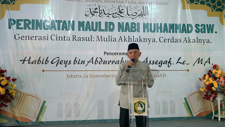 Ketua Umum YTIA H. Ahmad Farid, RS. sedang memberikan sambutan