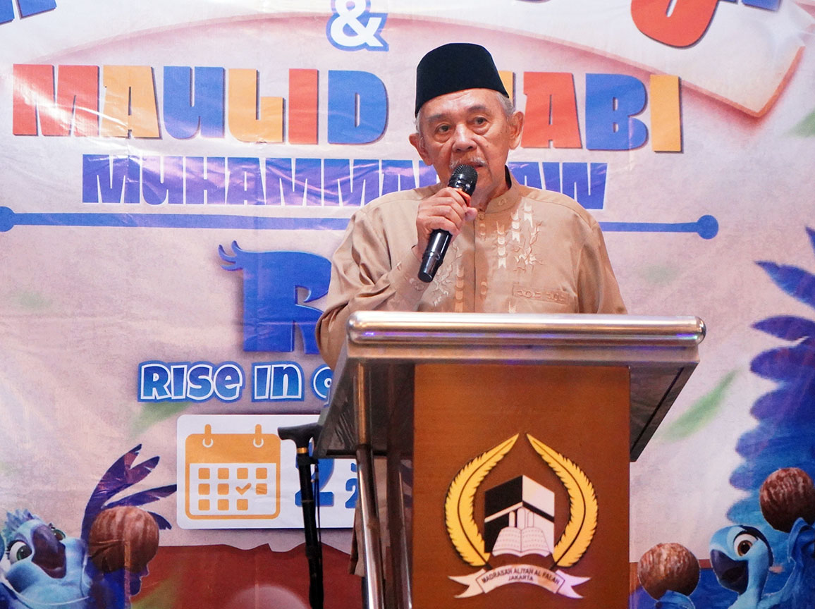 Ketua Umum YTIA H. Ahmad Farid sedang memberikan sambutan