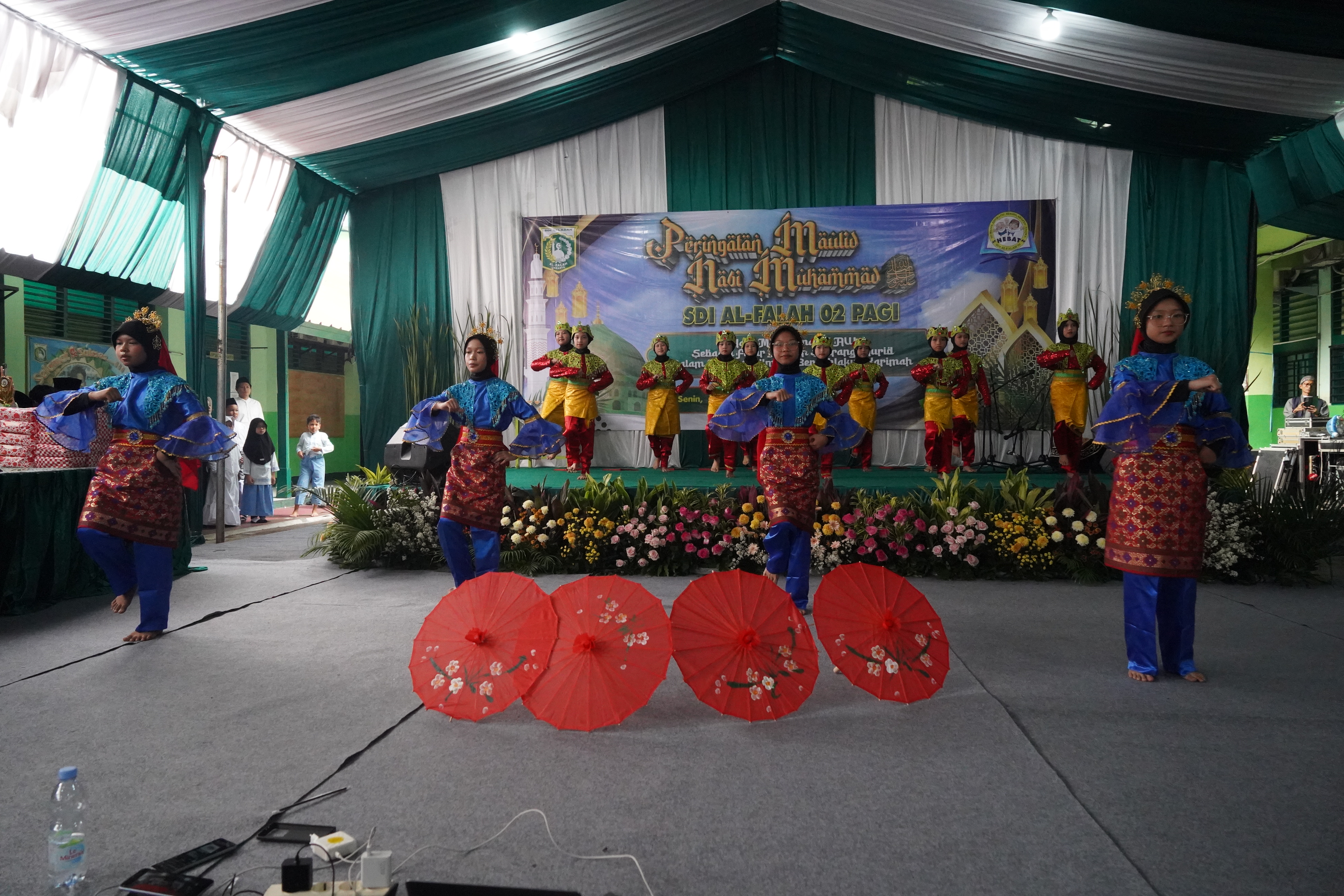 Siswi SDI Al-Falah II Menari Kipas