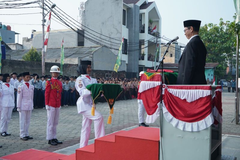 Pengambilan Bendera Merah Putih dari Pembina Upacara 