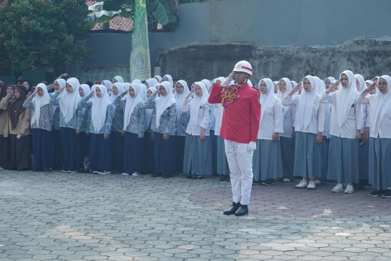Komandan Upacara Hormat Kepada Pembina Upacara