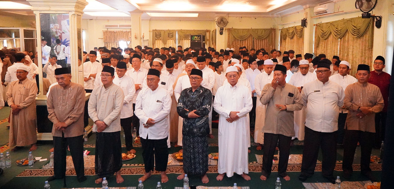 Pengurus Yayasan, Para Kepala Sekolah, Guru, dan Siswa sedang berMahallul QiyamUndangan